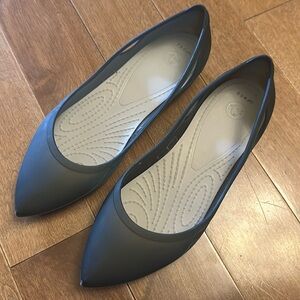 Croc women’s slip on black size 6 pointy toe flat